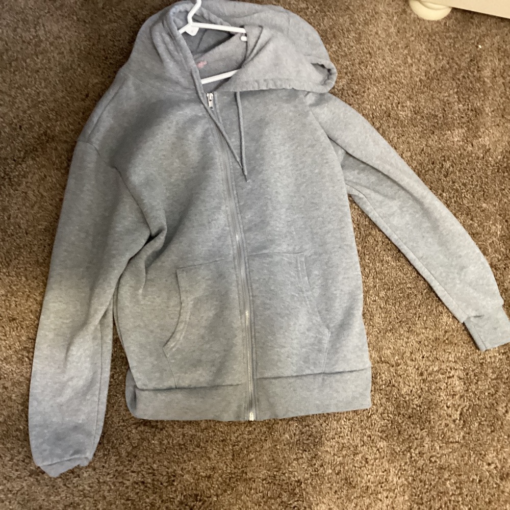 Cute grey zip up hoodie 💓